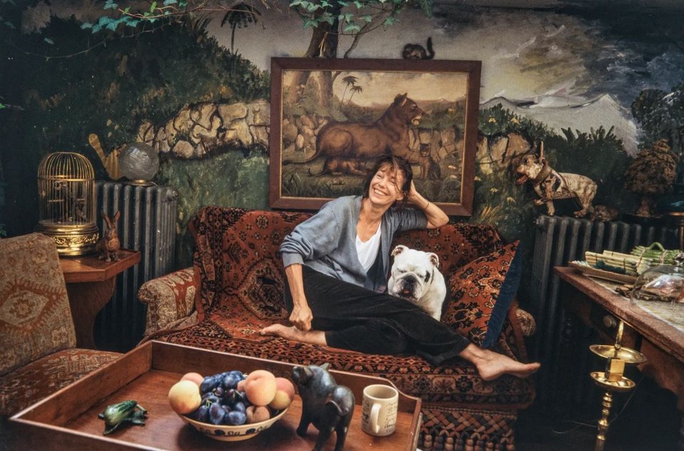 To 2001 στο διαμερισμά της στο Παρίσι στην Rue Jacob με το μπουλντόγκ της Ντάρα /Getty