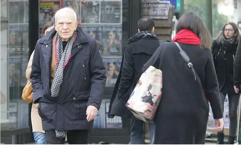  Παπαράτσι αιφνιδιάζει τον Κούντερα καθώς περπατά στο Παρίσι 