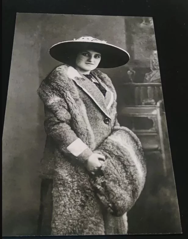 Η μητέρα του Φωτεινή, εδώ σε ηλικία 17 ετών. Πέθανε πάνω στη γέννα της κόρης της -το μωρό γεννήθηκε νεκρό. Οικογένεια Ιάννη Ξενάκη