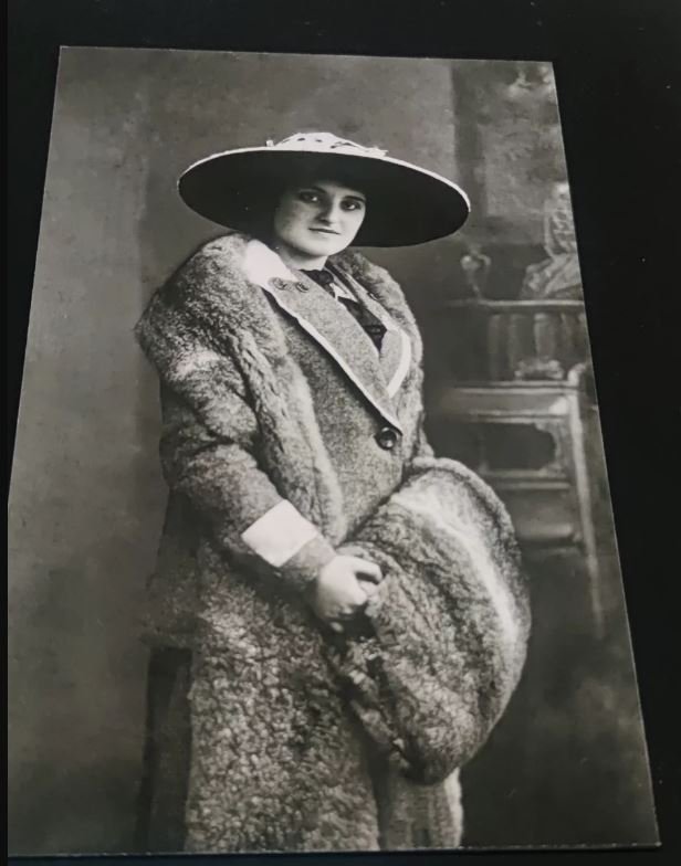 Η μητέρα του Φωτεινή, εδώ σε ηλικία 17 ετών. Πέθανε πάνω στη γέννα της κόρης της -το μωρό γεννήθηκε νεκρό. Οικογένεια Ιάννη Ξενάκη