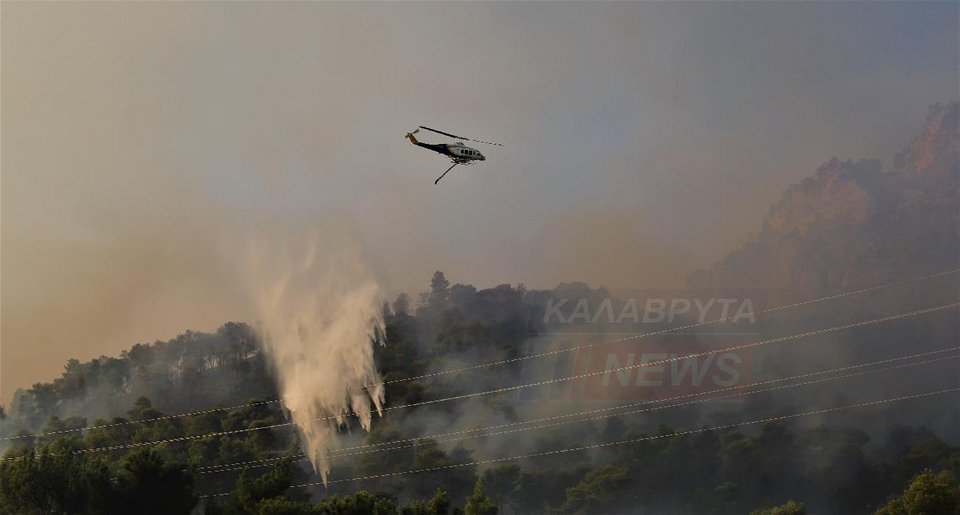 Αίγιο: Καλύτερη εικόνα έχει το μέτωπο της φωτιάς, σώθηκε ο οικισμός Τράπεζα που εκκενώθηκε χθες