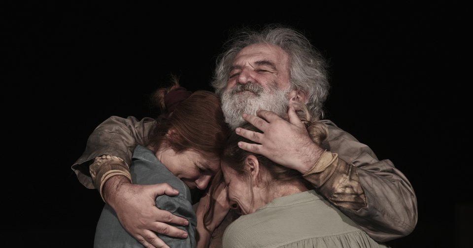 Μετά από μία αποθεωτική πρεμιέρα στους Δελφούς, ο Δημήτρης Καταλειφός με την παράσταση του «Οιδίποδα επί Κολωνώ» σε σκηνοθεσία Γιώργου Σκεύα, κατεβαίνει αυτή την Παρασκευή και Σάββατο στην Επίδαυρο