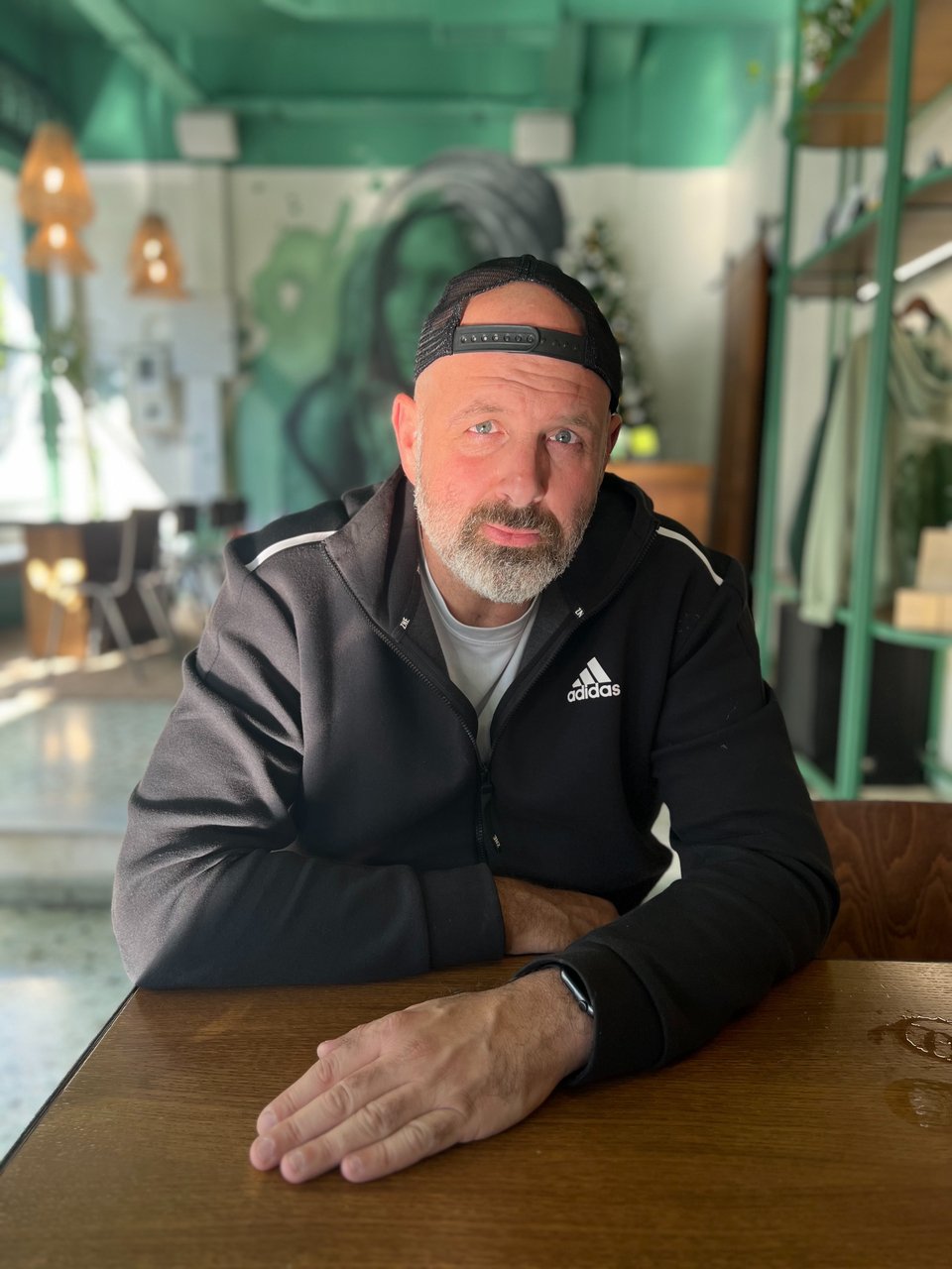 O Ikon5 aka Κωνσταντίνος Αντωνιάδης γυρίζει όλη την Ελλάδα με την κάμερά του τρώγοντας στα ωραιότερα εστιατόρια της χώρας για να μας τα συστήσει στο TikTok