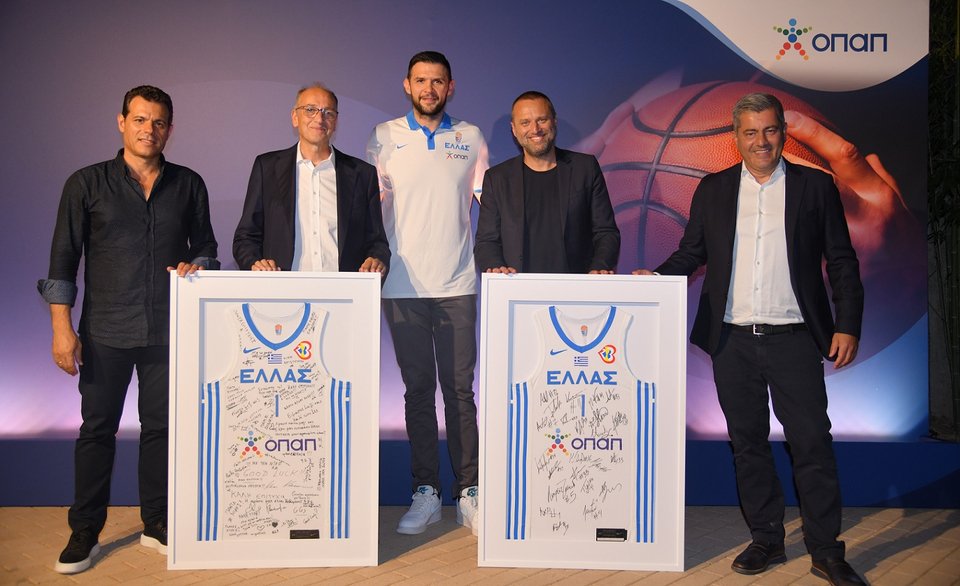 Δημήτρης Ιτούδης, προπονητής της Εθνικής Ομάδας Μπάσκετ, Βαγγέλης Λιόλιος, Πρόεδρος ΕΟΚ, Κώστας Παπανικολάου, αρχηγός της Εθνικής Ομάδας Μπάσκετ, Γιάννης Ρόκκας Chief Marketing Officer του ΟΠΑΠ, Οδυσσέας Χριστοφόρου, Αναπληρωτής Διευθύνων Σύμβουλος του ΟΠΑΠ 