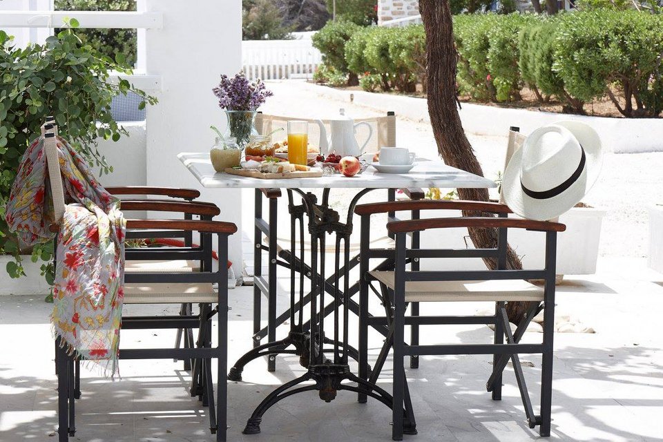 Το τραπέζι του πρωινού στο Bungalows Marina στη Νάουσα, από τη Νίκη Μηταρέα.