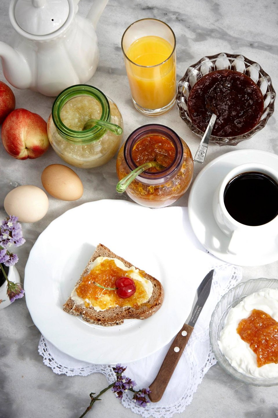 Το πρωινό της Νίκηςω Μηταρέα βασίζεται στα αγνά παριανά φρούτα με τα οποία φτιάχνει τις μαρμελάδες της.