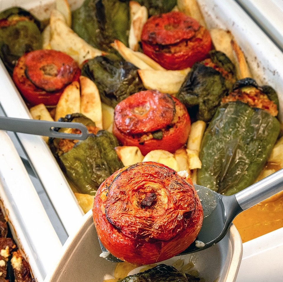 Παραδοσιακά γεμιστά, ένα από τα πιάτα ημέρας του Περιβολιού στη Βάρη.