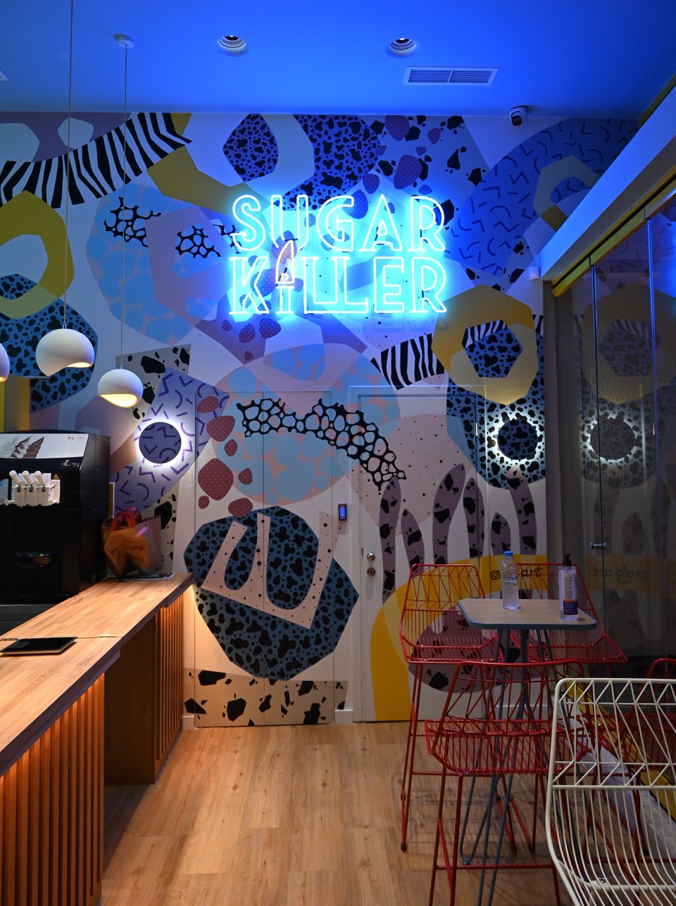 To χρώμα και η ποπ διάθεση κυριαρχούν στα καταστήματα του Sugar Killer. 