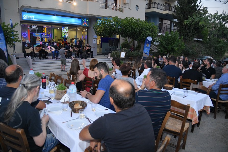 Πελάτες του καταστήματος ΟΠΑΠ διασκεδάζουν με ζωντανή Κρητική μουσική