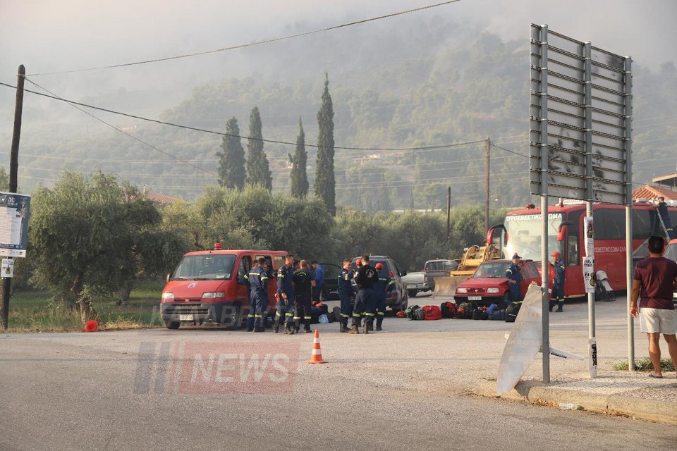 Αίγιο: Καλύτερη εικόνα έχει το μέτωπο της φωτιάς, σώθηκε ο οικισμός Τράπεζα που εκκενώθηκε χθες