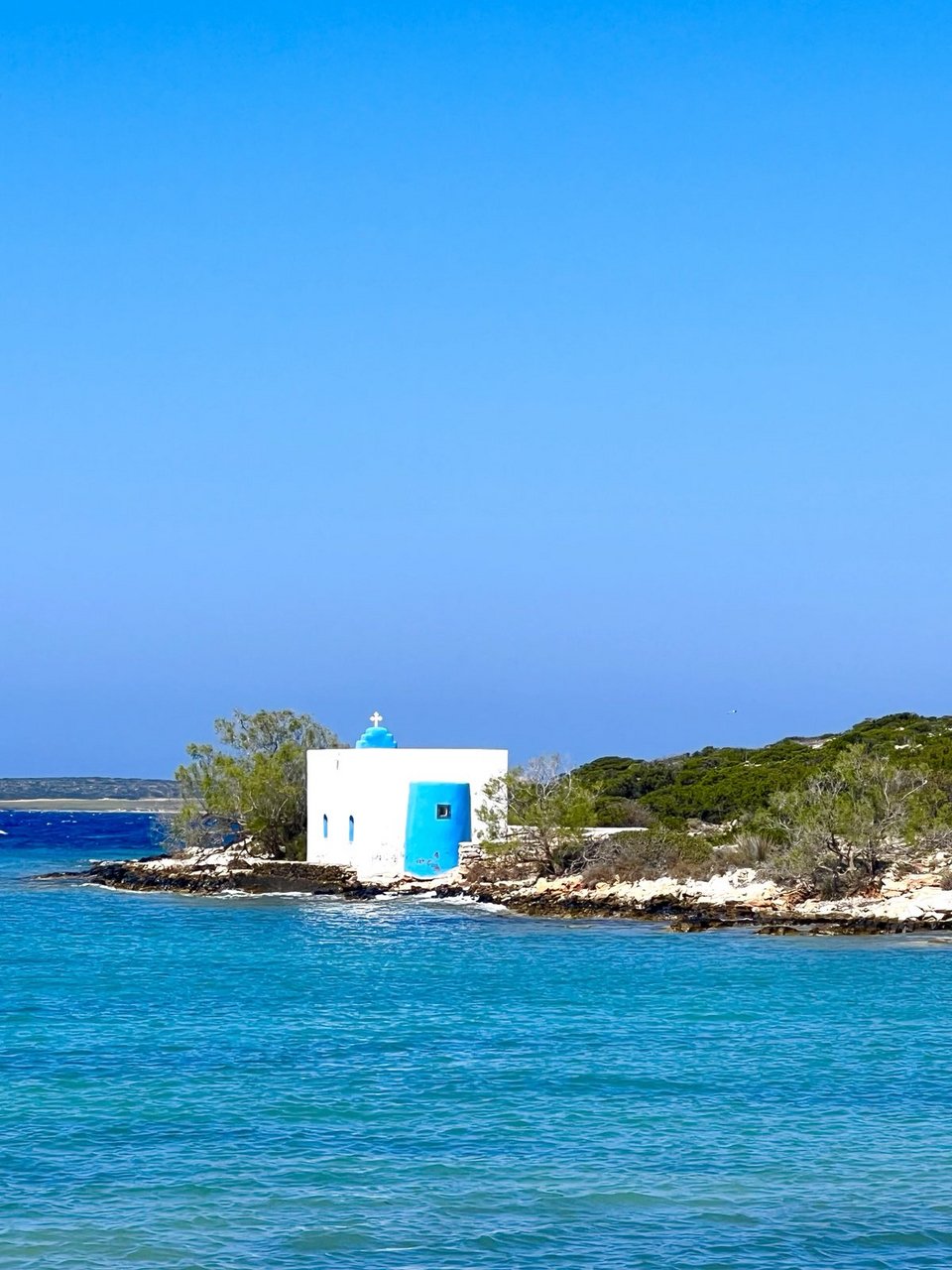 Ένα παριανό ξωκλήσι πάνω στο κύμα φωτογραφημένο από τη Νίκη Μηταρέα.