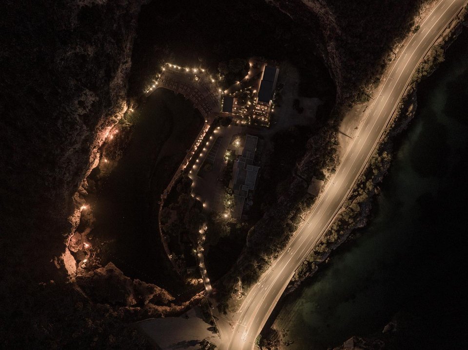 Η Λίμνη της Βουλιαγμένης φωτογραφημένη από ψηλά. Το εστιατόριο Abra Ovata βρίσκεται πάνω δεξιά.