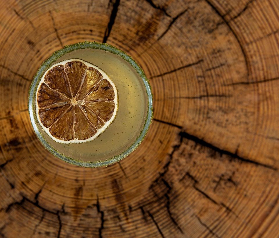 Εκτός από το εστιατόριο το Abra Ovata έχει και ένα πολύ ατμοσφαιρικό μπαρ με κοκτέιλς και κλασικά ποτά.