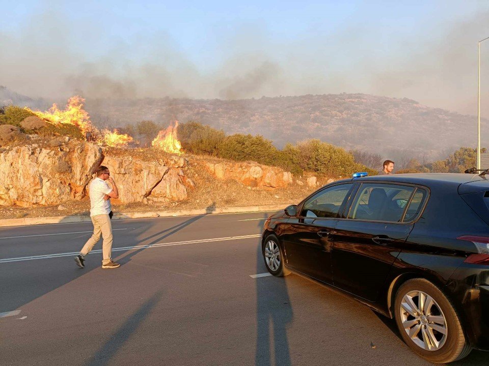 Οι φλόγες από το μέτωπο των Καλυβίων χθες το απόγευμα έφτασαν στη θάλασσα μπροστά από το Λαγονήσι / Φωτογραφία: iefimerida