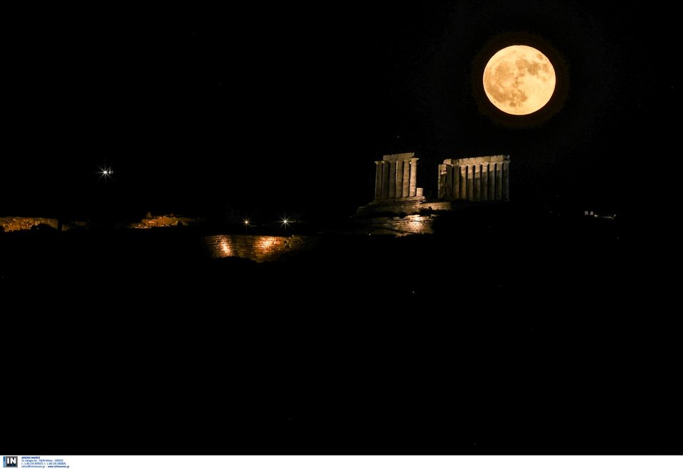 Η υπερπανσέληνος του Ιουλίου ή αλλιώς το «Φεγγάρι του Ελαφιού» ξεπροβάλει πίσω από το ναό του Ποσειδώνα στο Σούνιο