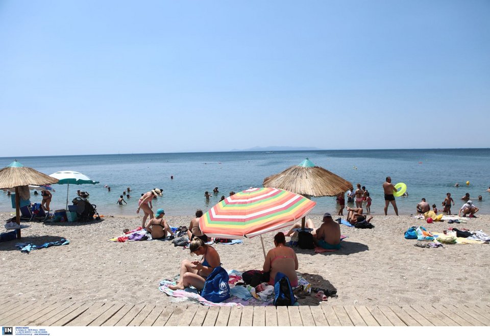 Οι Αθηναίοι στις παραλίες των Νοτίων Προαστίων για δροσιά / Φωτογραφία: INTIME