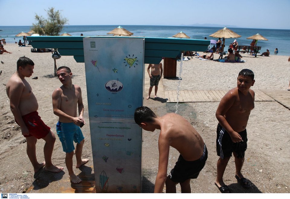 Οι Αθηναίοι στις παραλίες των Νοτίων Προαστίων για δροσιά / Φωτογραφία: INTIME