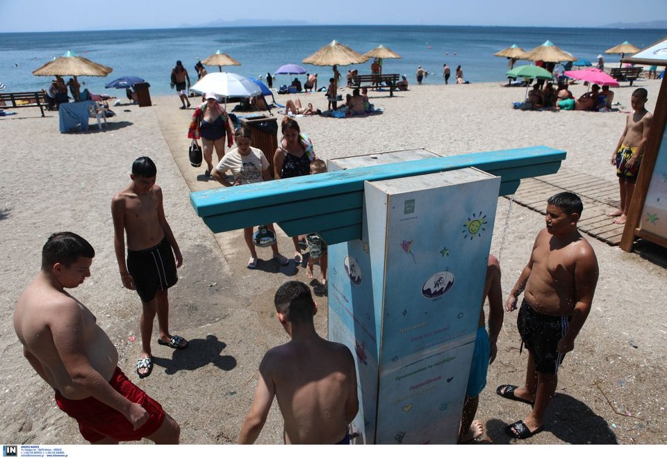 Οι Αθηναίοι στις παραλίες των Νοτίων Προαστίων για δροσιά / Φωτογραφία: INTIME