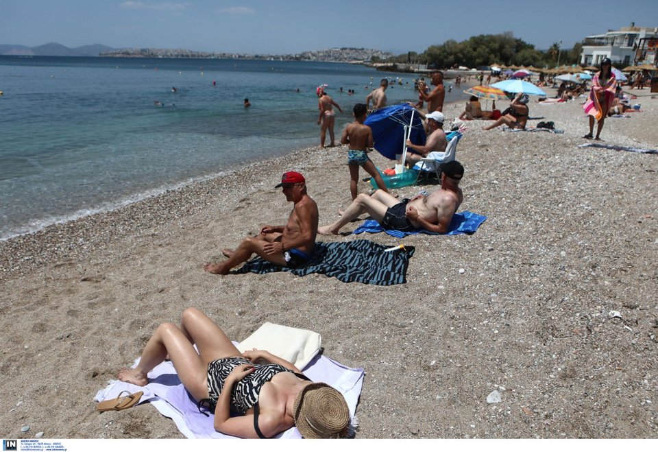 Οι Αθηναίοι στις παραλίες των Νοτίων Προαστίων για δροσιά / Φωτογραφία: INTIME