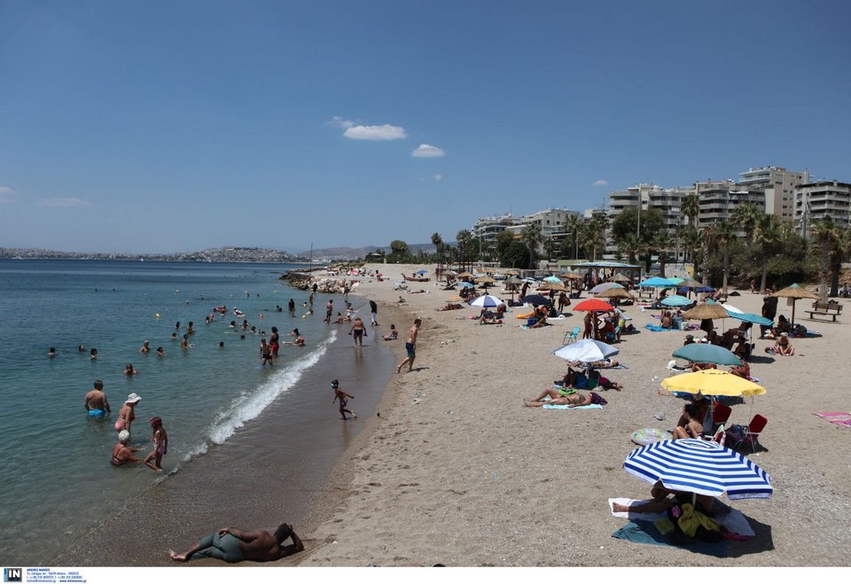 Οι Αθηναίοι στις παραλίες των Νοτίων Προαστίων για δροσιά / Φωτογραφία: INTIME