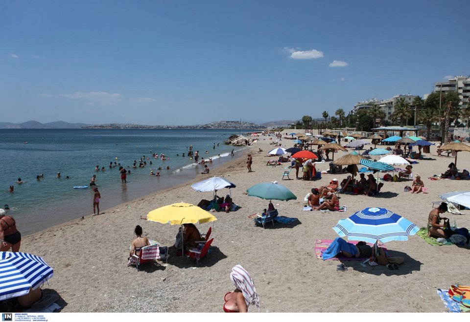 Οι Αθηναίοι στις παραλίες των Νοτίων Προαστίων για δροσιά / Φωτογραφία: INTIME