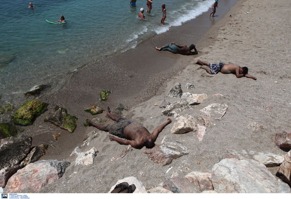 Οι Αθηναίοι στις παραλίες των Νοτίων Προαστίων για δροσιά / Φωτογραφία: INTIME