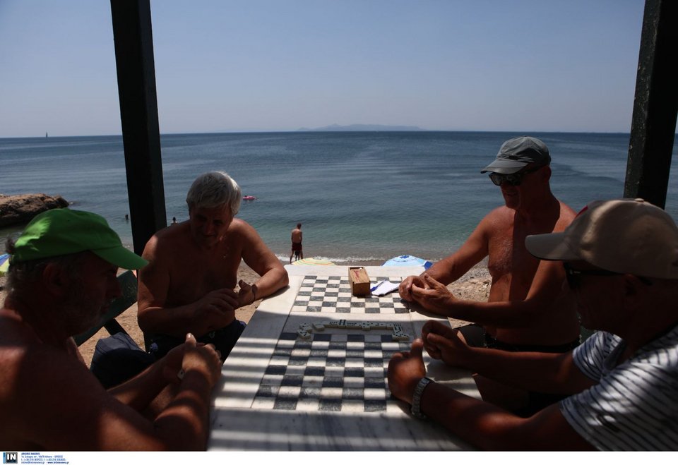 Οι Αθηναίοι στις παραλίες των Νοτίων Προαστίων για δροσιά / Φωτογραφία: INTIME