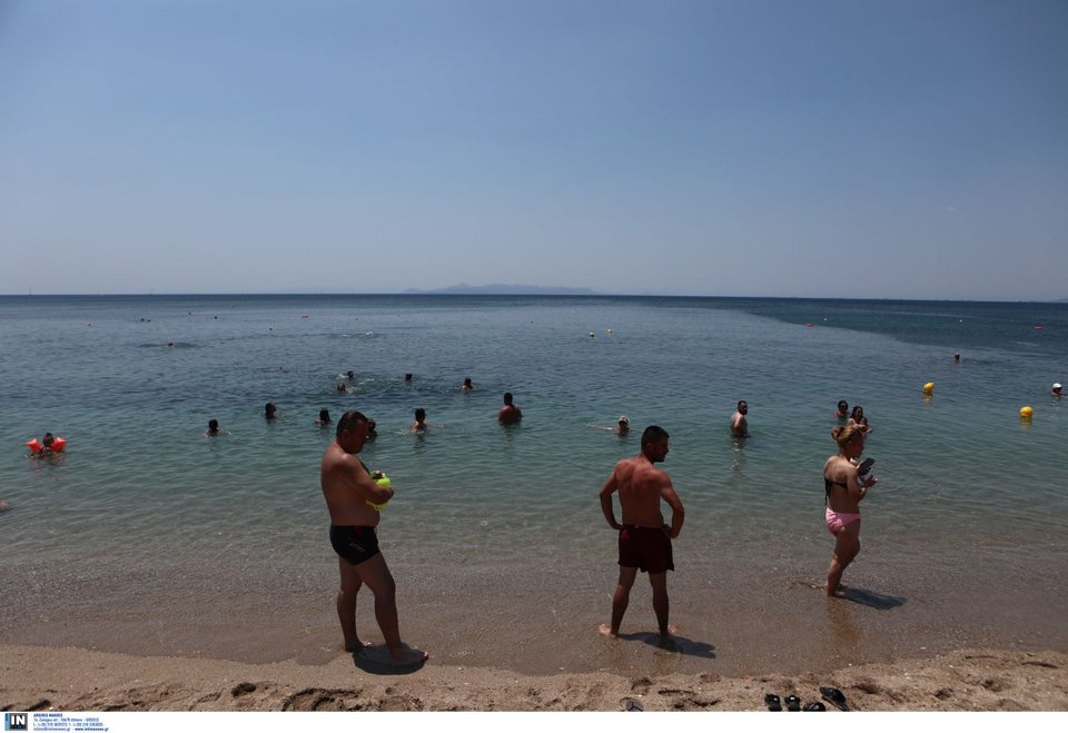 Οι Αθηναίοι στις παραλίες των Νοτίων Προαστίων για δροσιά / Φωτογραφία: INTIME