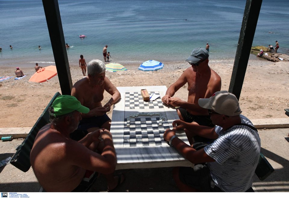 Οι Αθηναίοι στις παραλίες των Νοτίων Προαστίων για δροσιά / Φωτογραφία: INTIME