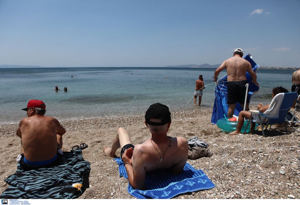 Οι Αθηναίοι στις παραλίες των Νοτίων Προαστίων για δροσιά / Φωτογραφία: INTIME
