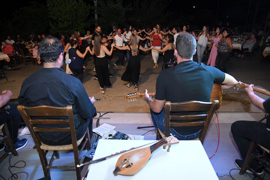 Πελάτες του καταστήματος ΟΠΑΠ διασκεδάζουν με ζωντανή Κρητική μουσική