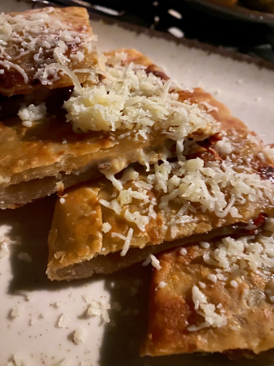 Το τηγανόψωμο με λιαστή ντομάτα και παλαιωμένη φέτα.