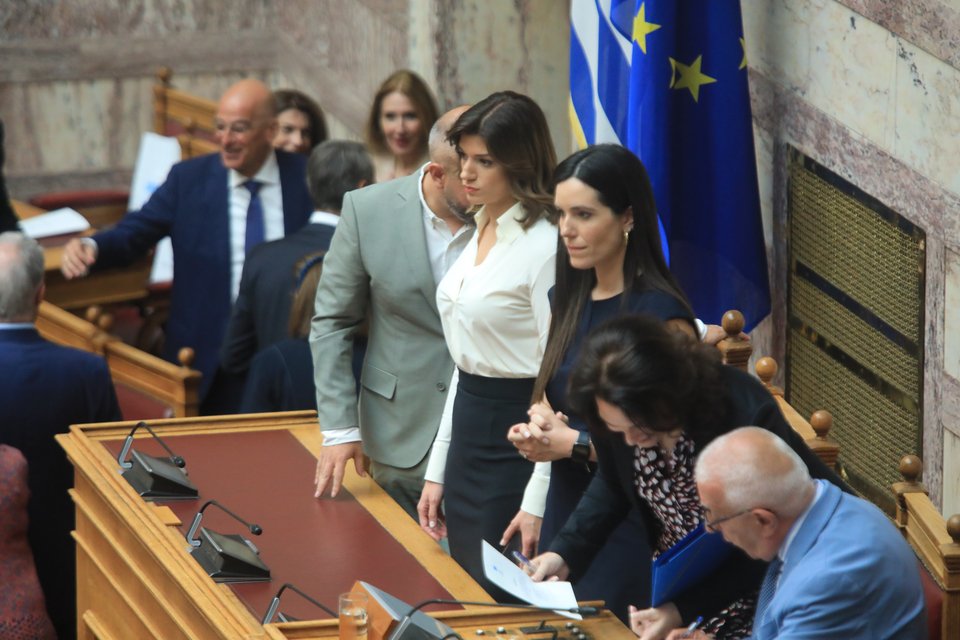 Οι κυρίες Κατερίνα Νοτοπούλου και Μαρία Νεφέλη Ιωαννίδου, οι νεότερες βουλευτές του ΣΥΡΙΖΑ και της ΝΔ