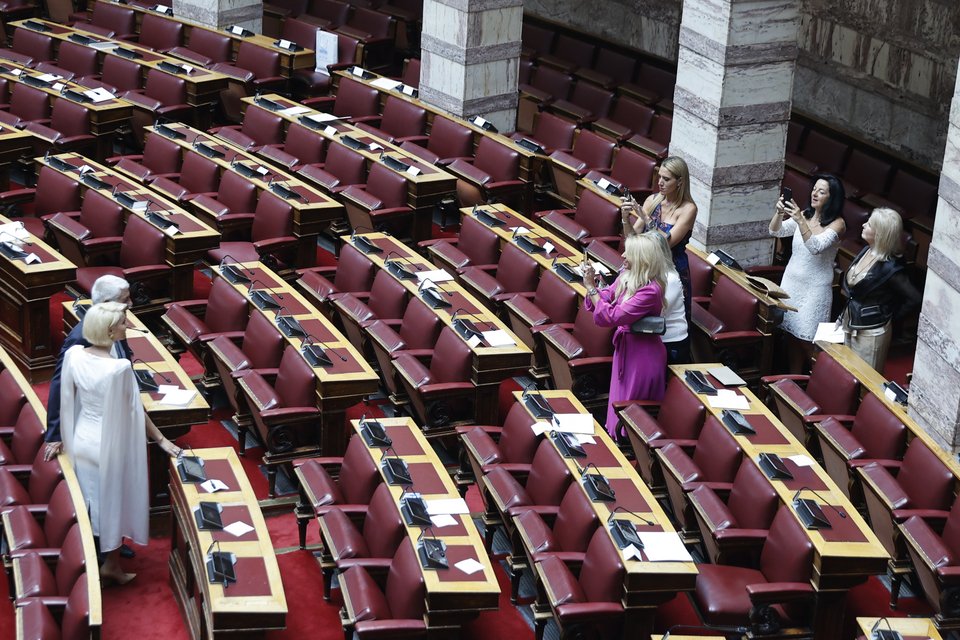 Η Κατερίνα Μονογυιού φωτογραφίζεται με την οικογένειά της στη Βουλή