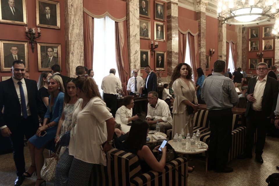  Οι βουλευτές με τις οικογένειές τους στο εντευκτήριο της Βουλής, λίγο μετά την τελετή ορκωμοσίας 