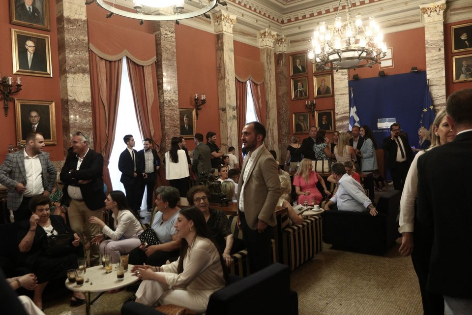 Οι βουλευτές με τις οικογένειές τους στο εντευκτήριο της Βουλής, λίγο μετά την τελετή ορκωμοσίας 