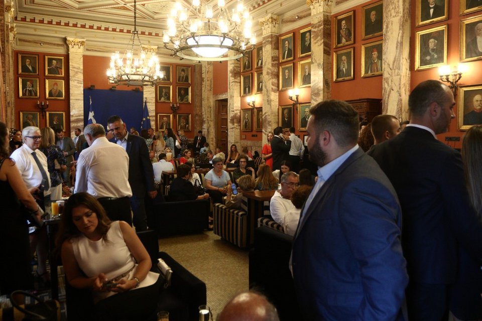 Οι βουλευτές με τις οικογένειές τους στο εντευκτήριο της Βουλής, λίγο μετά την τελετή ορκωμοσίας 