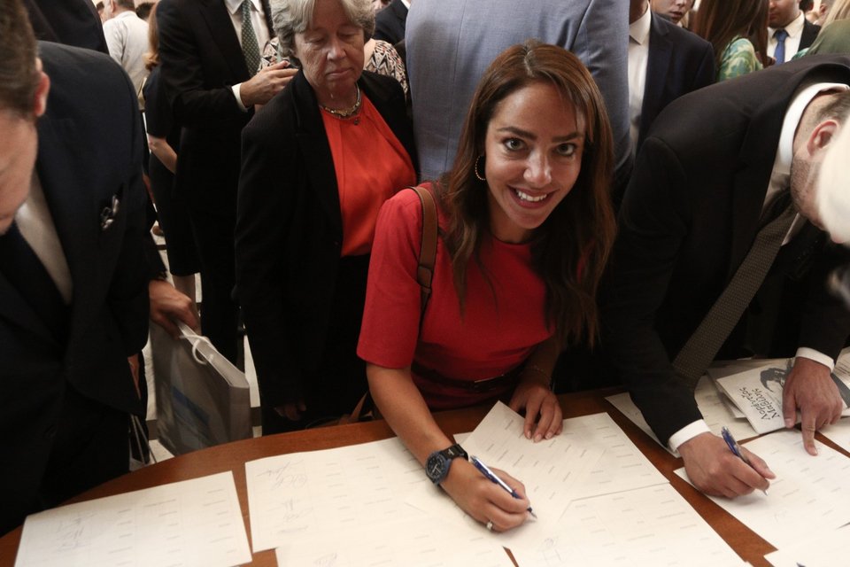 Η υφυπουργός Παιδείας και βουλευτής της ΝΔ Δόμνα Μιχαηλίδου υπογράφει τα σχετικά έγγραφα μετά την ορκωμοσία 