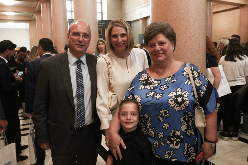 Ο υφυπουργός Αθλητισμού Γιάννης Οικονόμου με την οικογένειά του
