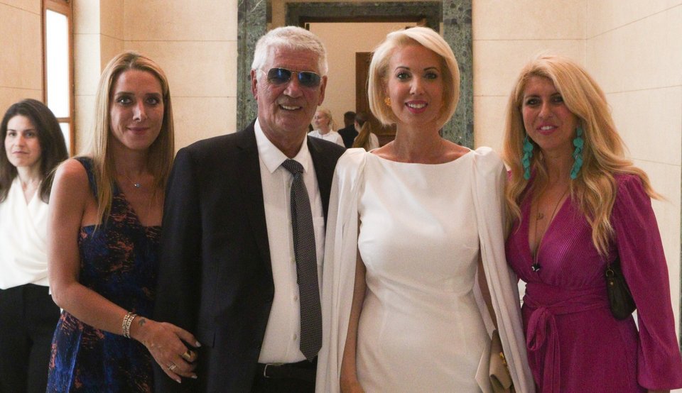 Η βουλευτής Κυκλάδων της ΝΔ Κατερίνα Μονογυιού μαζί με την οικογένειά της λίγο μετά την ορκωμοσία της νέας Βουλής