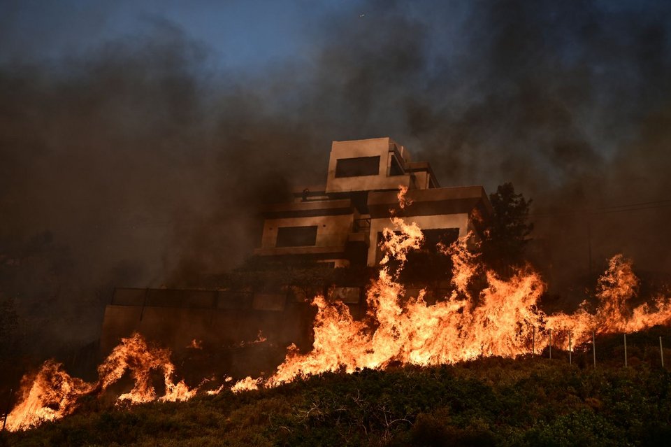 Φωτιά στη Σαρωνίδα / Φωτογραφία: Eurokinissi