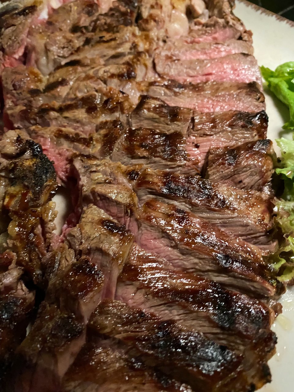 Η σπαλομπριζόλα στο Περιβόλι στη Βάρη. 