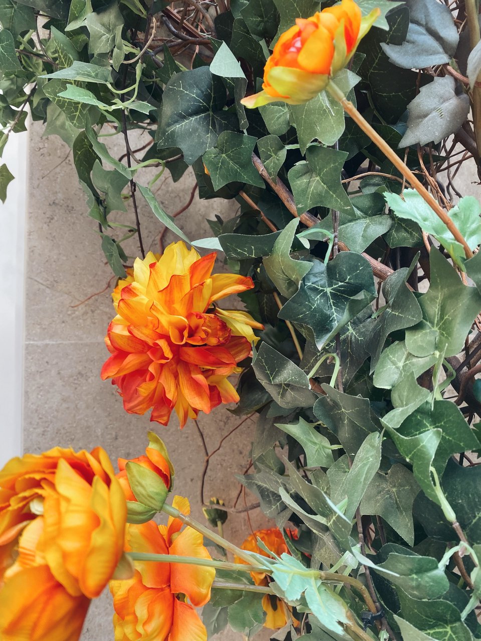 Η πόρτα του Prac.Sitele, που είναι στολισμένη με λουλούδια, έχει γίνει viral στο Instagram / Φωτογραφία: Μάνος Λειβαδάρος/iefimerida