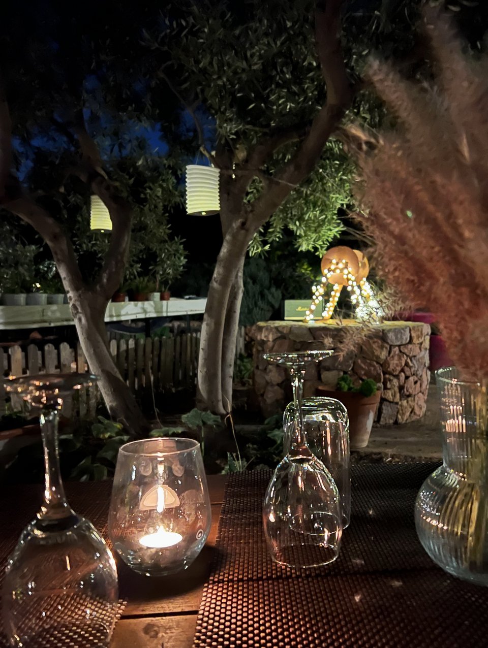 Μια απίθανη γωνιά στο Περιβόλι στη Βάρη. 