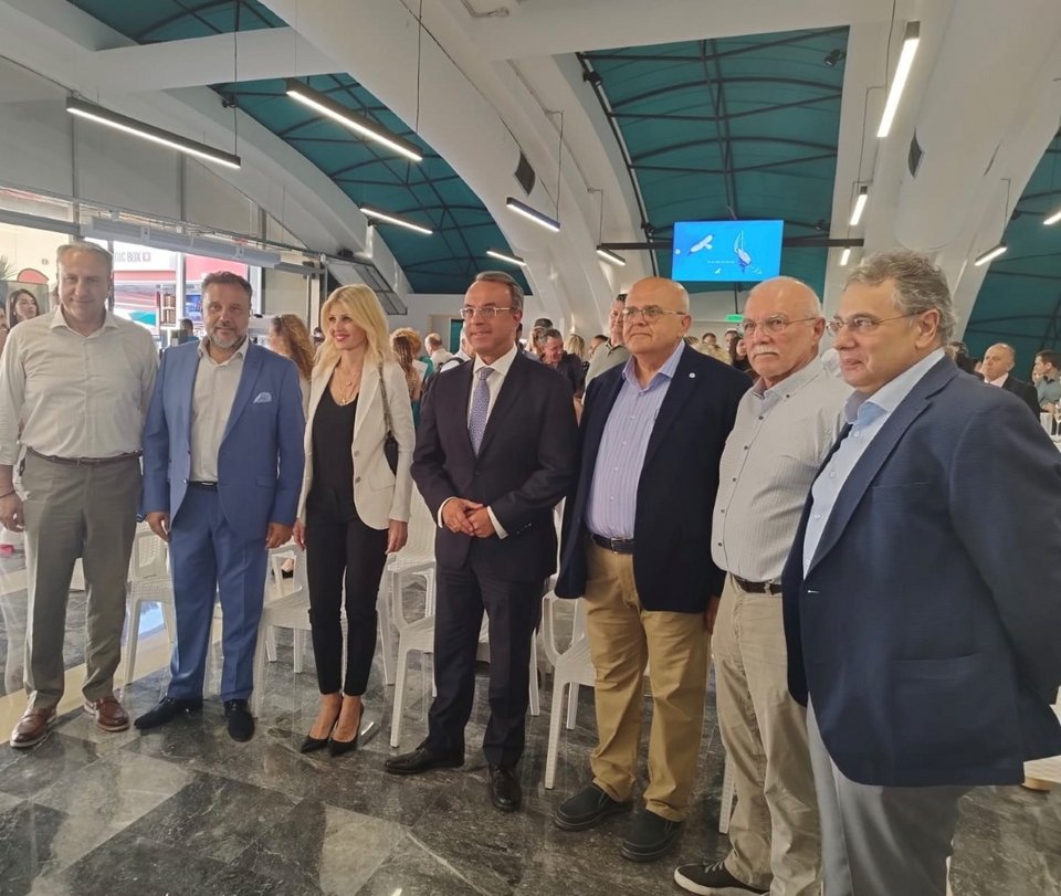 Ο υπουργός Υποδομών και Μεταφορών Χρήστος Σταϊκούρας, μαζί με την υφυπουργό Τουρισμού Έλενα Ράπτη, εγκαινιάζουν το νέο σύστημα