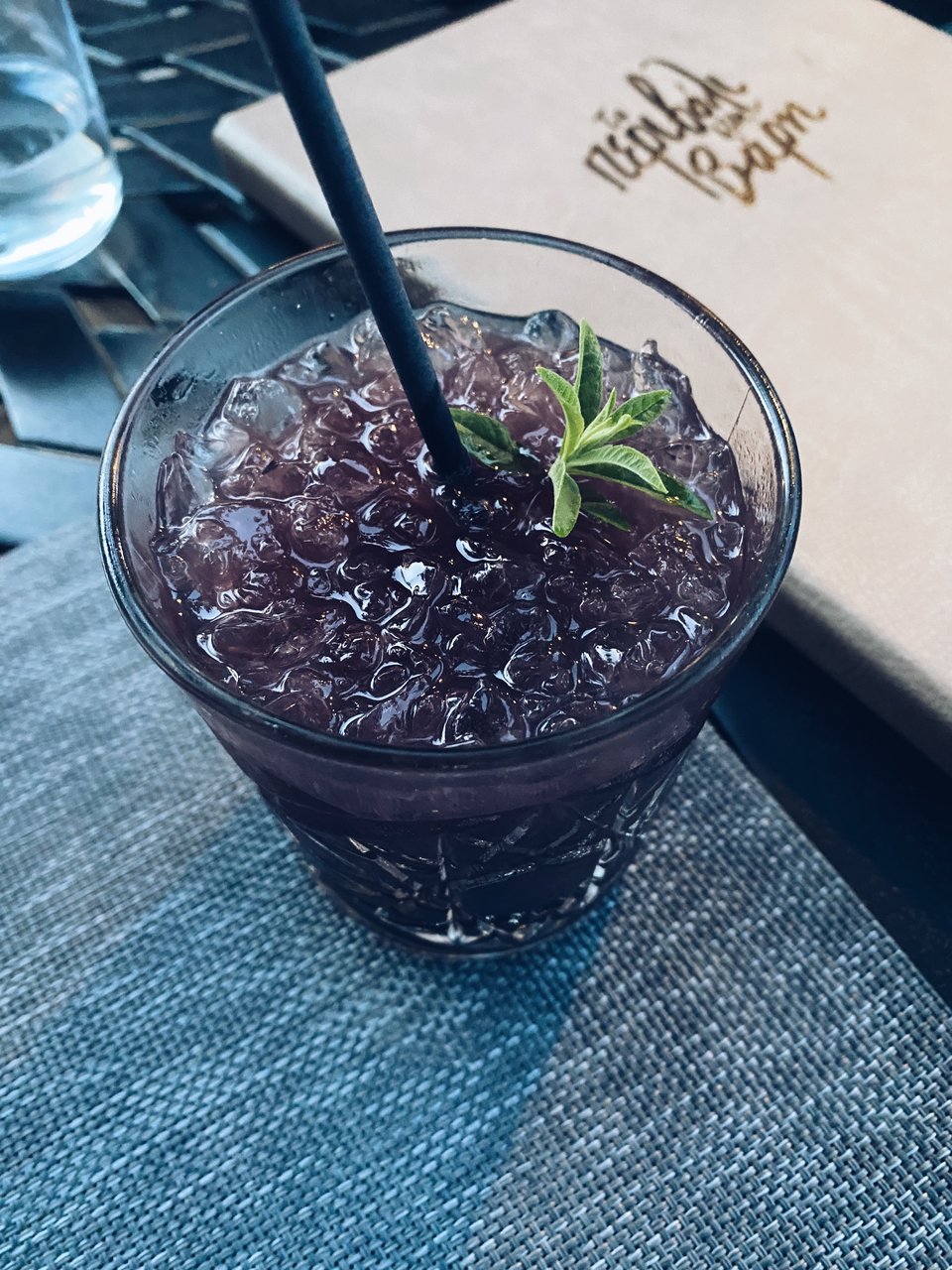 Φυσικός χυμός από μούρα που κόβονται από τις μουριές του Περιβολιού στη Βάρη.