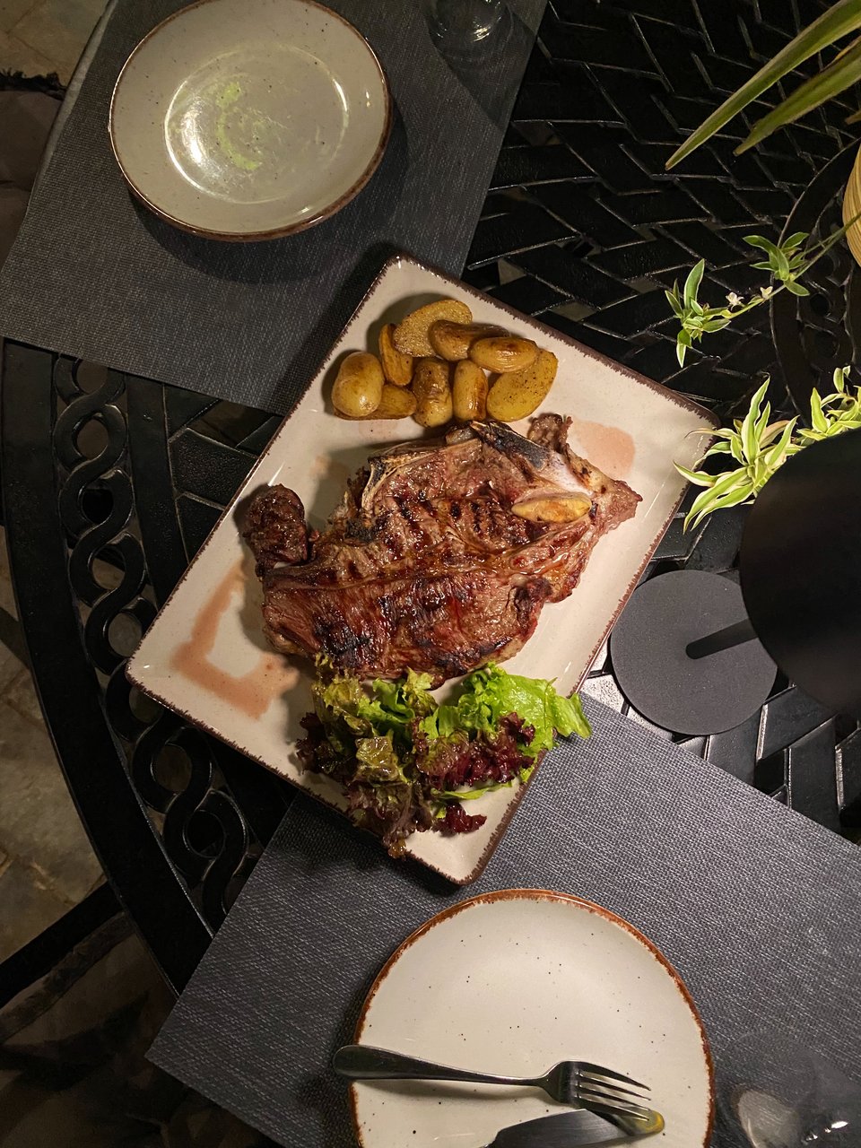 Το Περιβόλι στη Βάρη φημίζεται για το εξαιρετικής ποιότητας κρέας που προμηθεύεται από μικρούς Έλληνες παραγωγούς. 