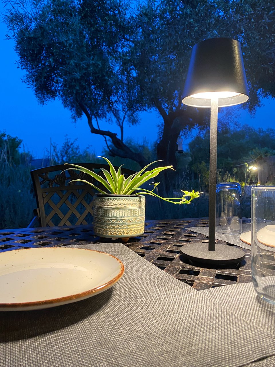 Όταν νυχτώνει και ο ουρανός βάφεται μπλε, αυτή είναι η ωραιότερη ώρα στο Περιβόλι. 