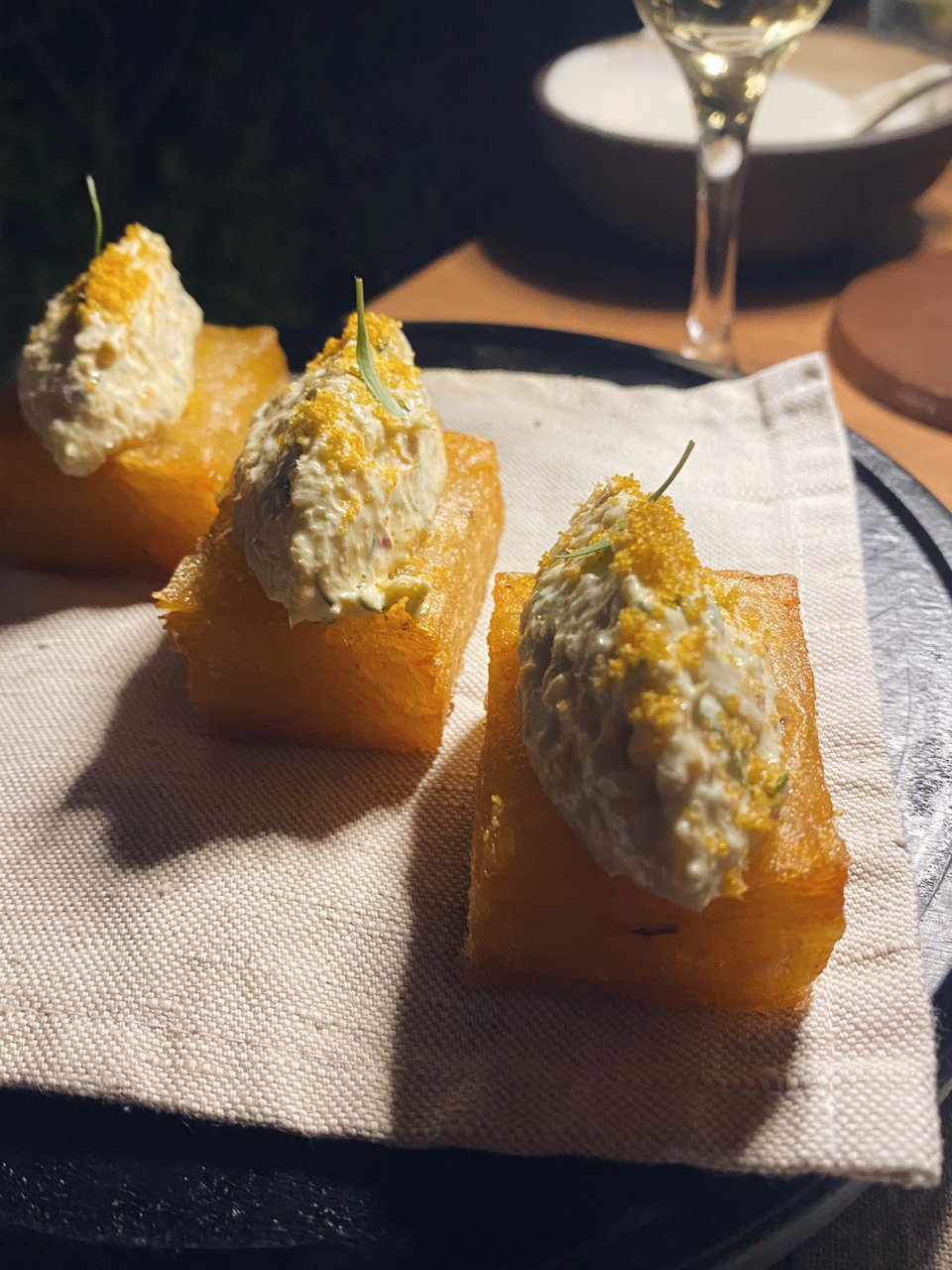 Η λαχταριστή αθηναϊκή σαλάτα με σφυρίδα σερβίρεται πάνω σε τραγανούς κύβους πατάτας. 