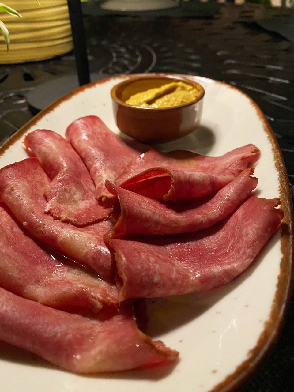 Η καπνιστή μοσχαρίσια γλώσσα με σπιτική μουστάρδα.